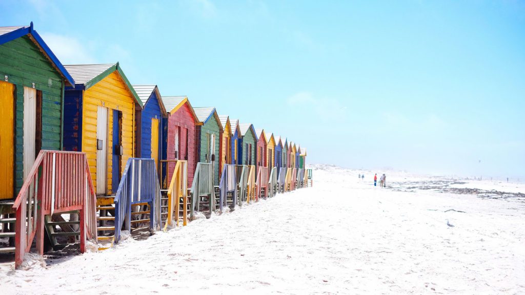 Maisonnettes colorées sur la plage de Muizenberg